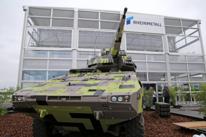 Ein Flugabwehrsystem Skyranger 30 auf Basis des Radpanzer Boxer vor dem Messegebäude der Firma Rheinmetall an der ILA in