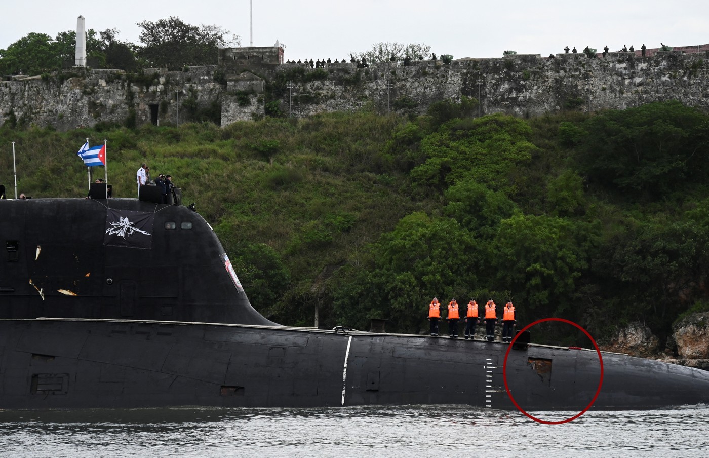FOTO Submarinul rusesc cu propulsie nucleară Kazan a pierdut plăci de pe carenă în drumul spre Cuba