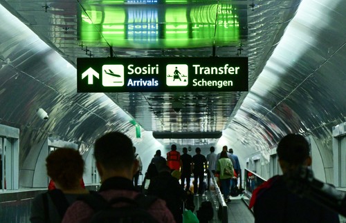 Bărbat arestat pe Aeroportul Otopeni. Pe numele lui era emis mandat de arestare pentru viol comis asupra unui minor