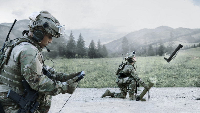 soldați în uniformă și echipament militar lansând drone de tip switchblade