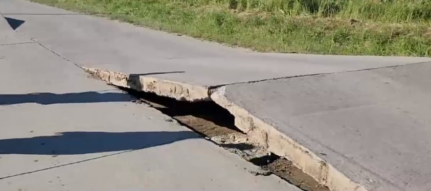 Plăcile de beton de pe un drum din Gorj s-au ridicat din cauza căldurii. O șoferiță a ajuns la spital după ce a vrut să le ocolească