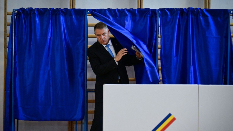 iohannis iese din cabina de vot