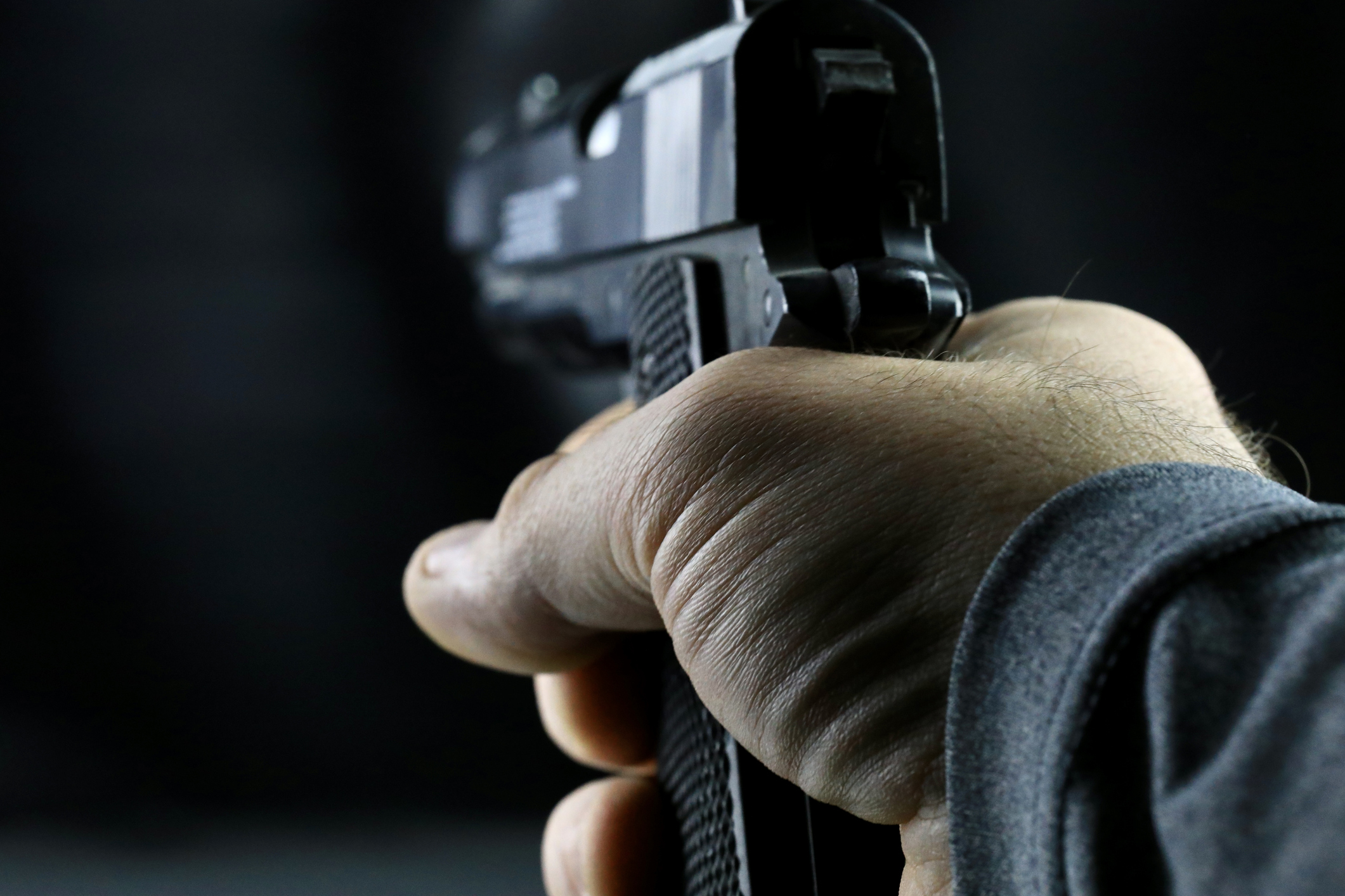 Un polițist din Băile Herculane s-a împușcat accidental cu arma din dotare, chiar în sediul poliției