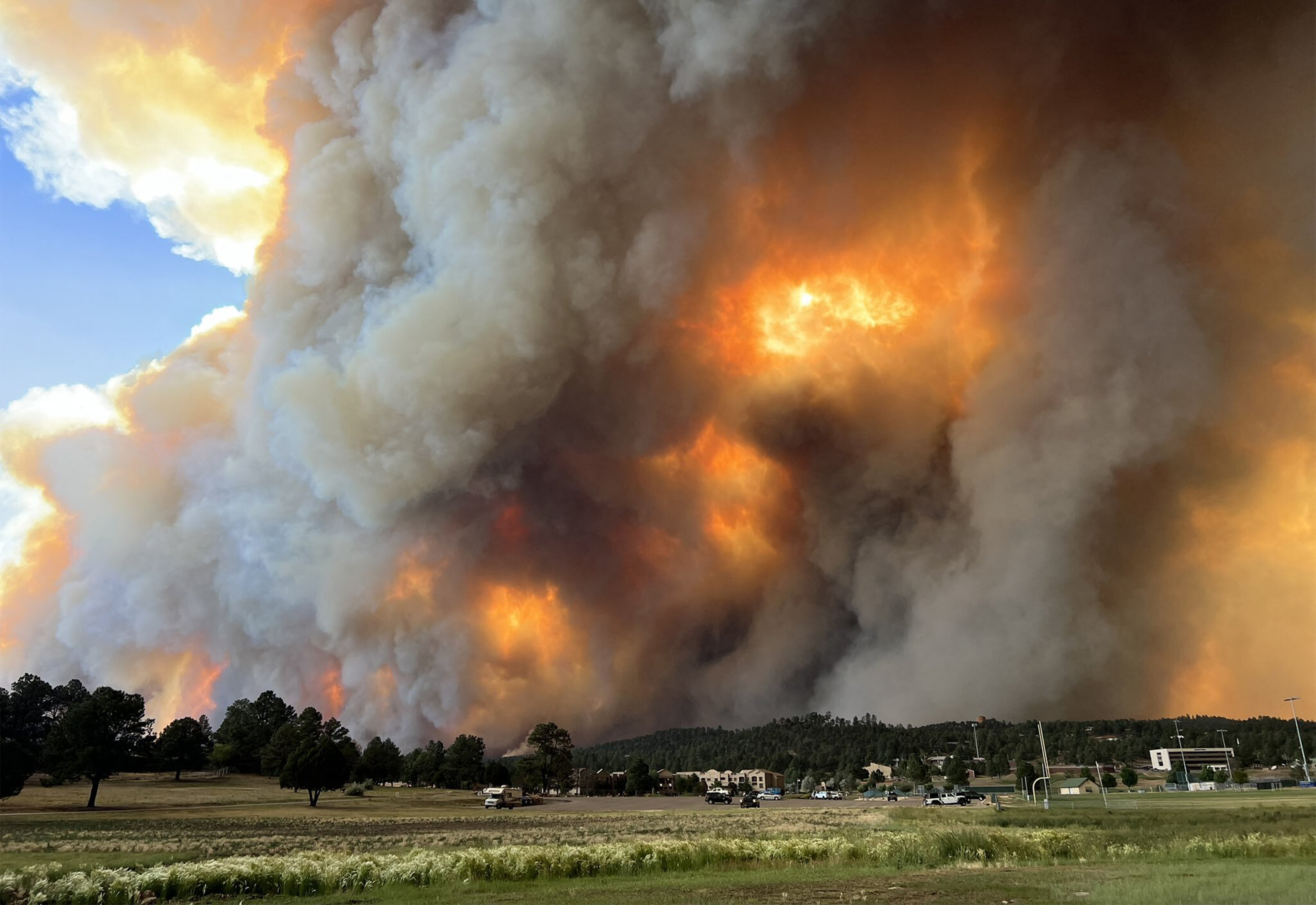 Mii de oameni au fugit din calea incendiilor masive din New Mexico. 500 de clădiri au fost mistuite de flăcări