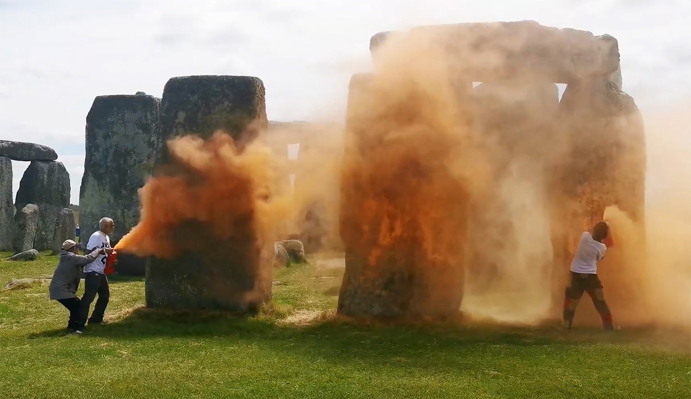 Stonehenge a fost vopsit în portocaliu de doi activiști de mediu