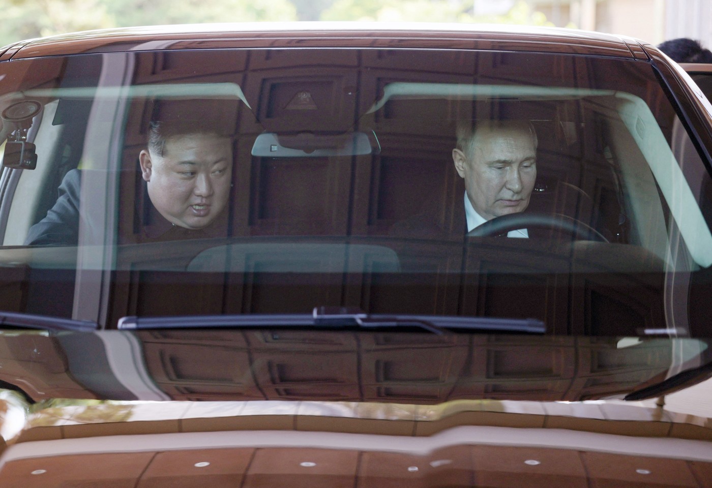 Vladimir Putin și Kim Jong Un au făcut schimb de cadouri. Printre daruri, o limuzină, un pumnal și un set de ceai