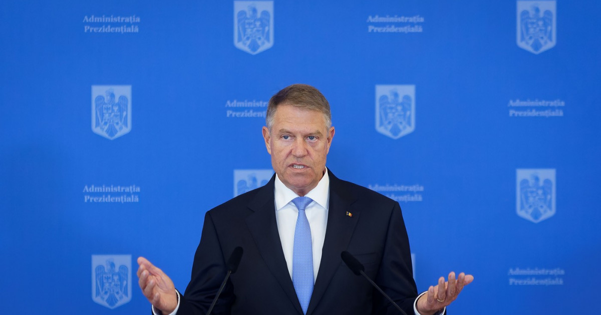 Klaus Iohannis a decorat cu cel mai mare grad liceul la care a predat și care i-a păstrat postul 27 de ani și colegiul unde predă soția