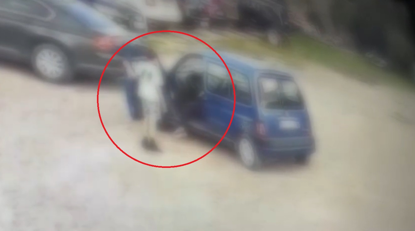 Trei copii din Neamț sunt acuzați că au furat și distrus 5 mașini din curtea unui service auto. Momentul, surprins de camerele video