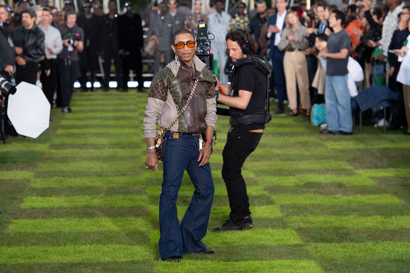 Pharell Williams a deschis Săptămâna Modei de la Paris cu o defilare Louis Vuitton la sediul UNESCO