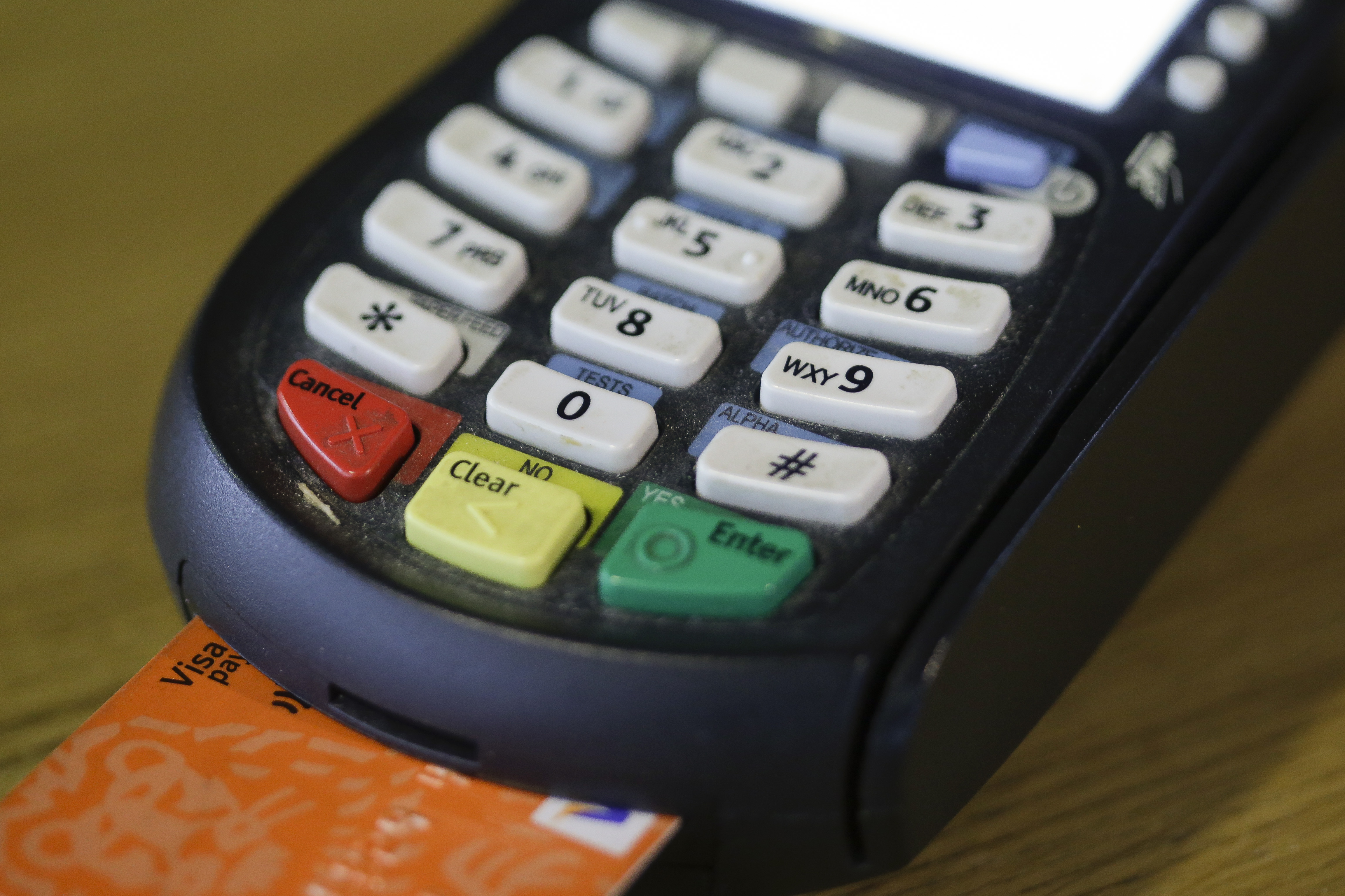 Plata cu cardul peste tot în România: Comercianții, inclusiv din piețe, trebuie să ofere această opțiune. Legea a intrat în vigoare