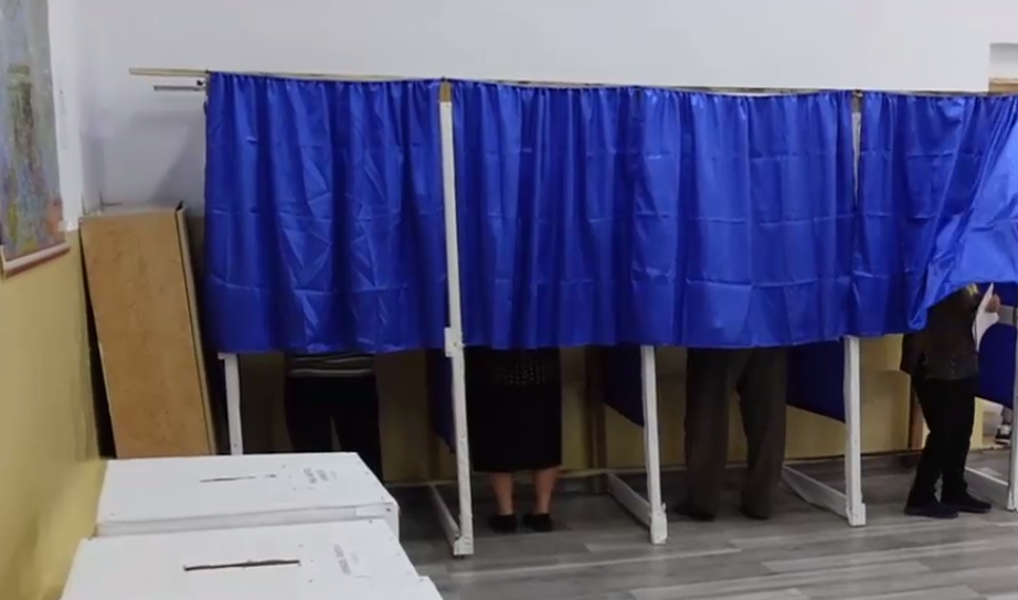 Statul la stat. „Electoratul captiv” a votat, dar nu știe ce: „Am votat literele de pe o bluză primită de la primar, nu mai țin minte”