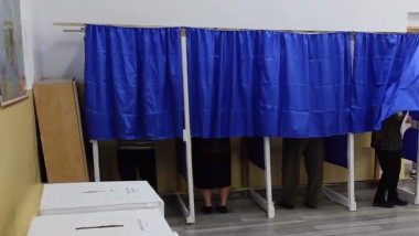 oameni in cabine de vot