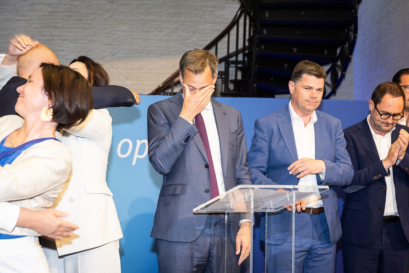 Premierul Alexander De Croo și-a anunțat, în lacrimi, demisia după eșecul la alegerile din Belgia: „A fost o noapte foarte dificilă”