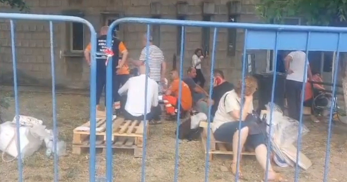 Oamenii au leșinat la cozile pentru depunerea buletinelor de vot. La Craiova s-au și îmbrâncit să treacă peste rând