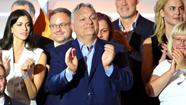 Viktor Orban bate din palme