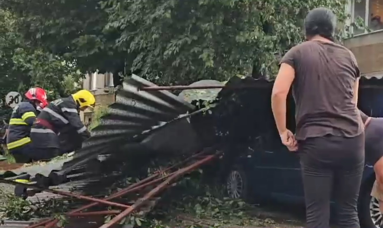 VIDEO „Doamne, ce mare este gheața!” Furtunile au făcut ravagii în jumătate de țară