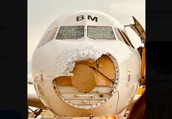 Panică la bordul unui avion care decolase din Spania: O parte din aeronavă a fost distrusă de grindină după o furtună puternică