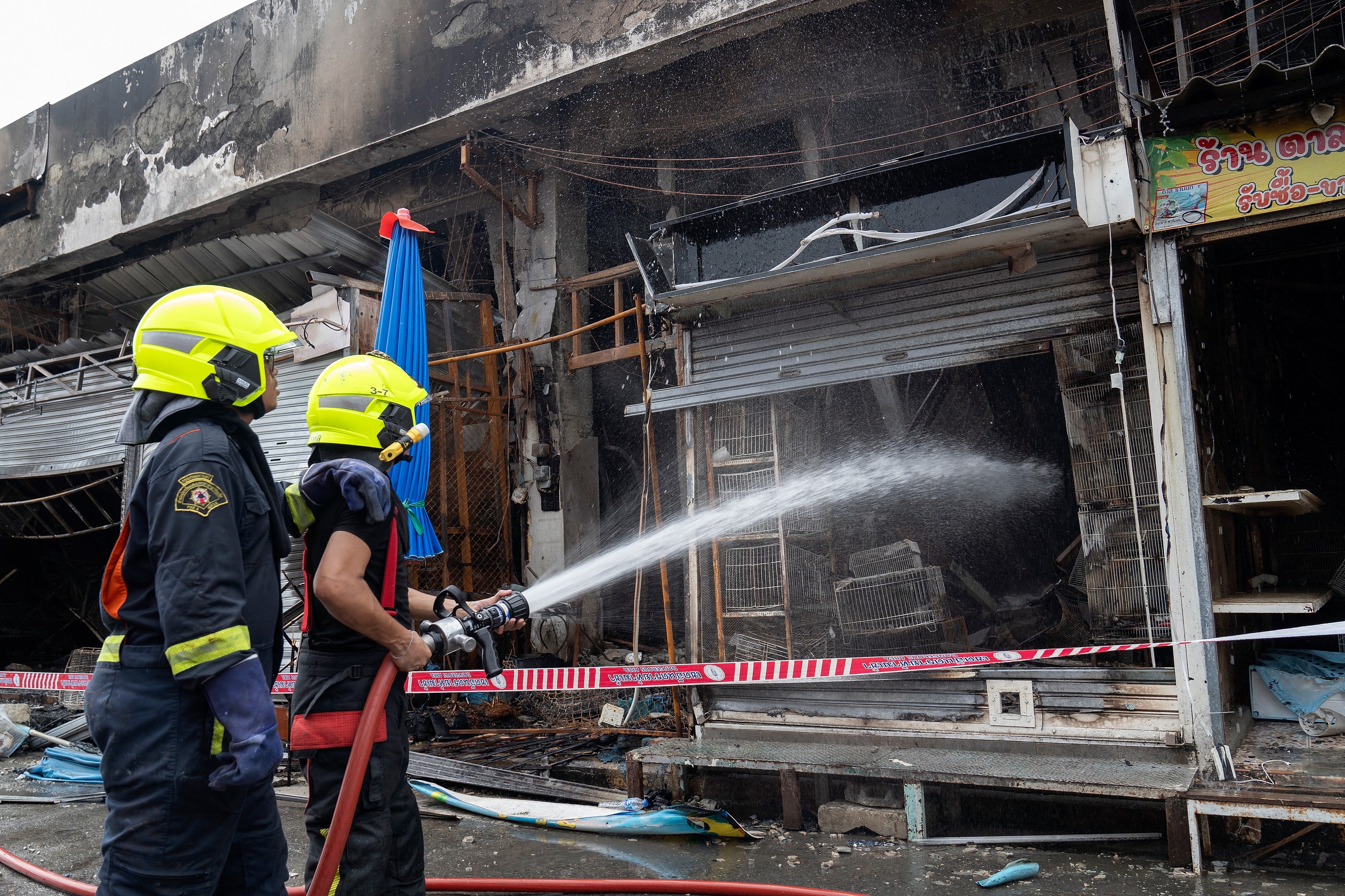 Sute de animale au fost ucise într-un incendiu dintr-o piața celebră din Bangkok. 100 de magazine au fost mistuite de flăcări