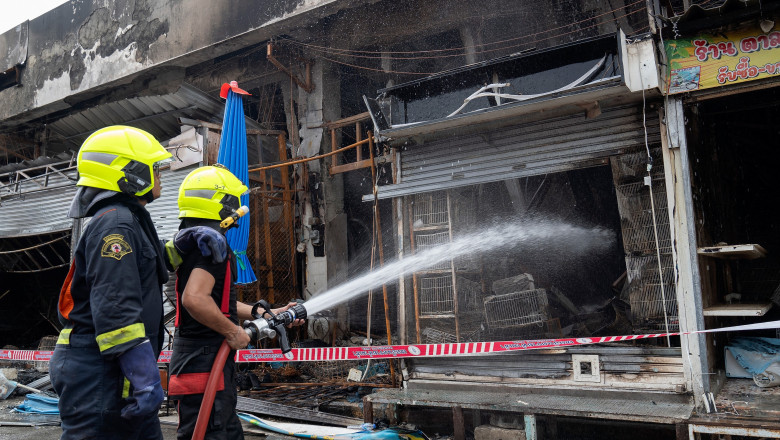 pompieri care sting un incendiu în Chatuchak Thailanda