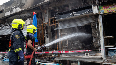 pompieri care sting un incendiu în Chatuchak Thailanda