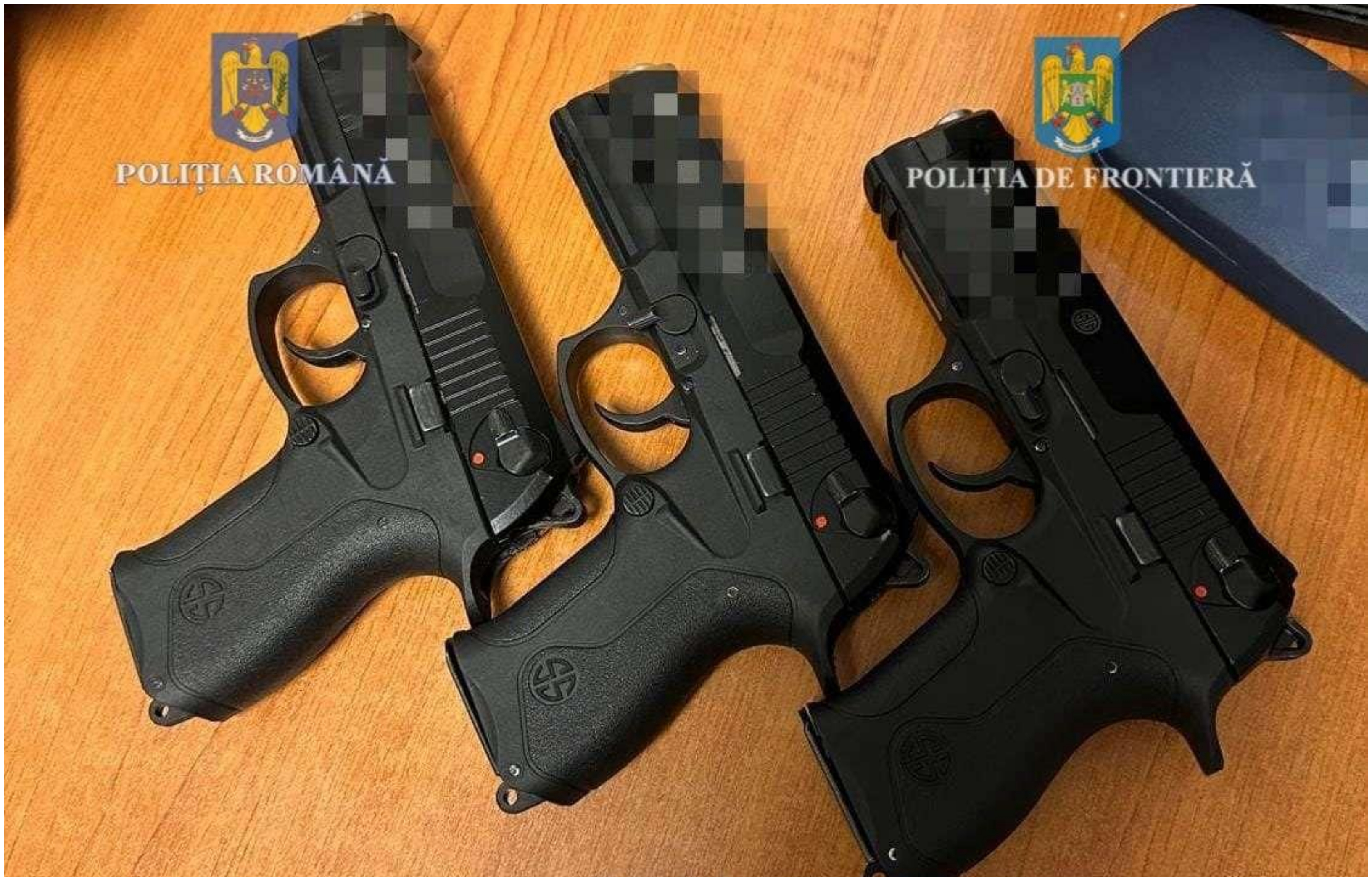 Un șofer de camion a încercat să introducă în România 17 pistoale, calibru 9 mm. Unde erau ascunse armele
