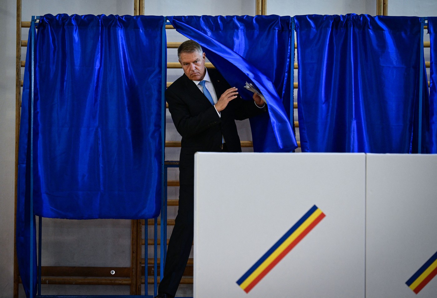 Iohannis crede că a fost „o decizie bună” ca alegerile să fie comasate: „Au dus la o participare de peste 50%. S-au desfășurat bine”