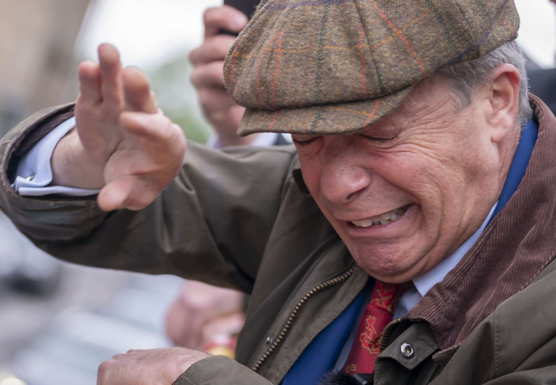 Nigel Farage a fost atacat cu gunoaie dintr-un tomberon în timp ce făcea campanie