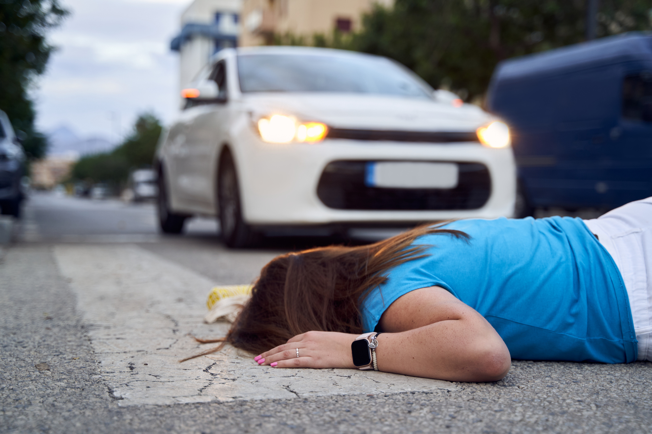 Un șofer din Capitală, care a lovit cu mașina o femeie, a crezut că scapă dacă îi dă bani și o pereche de cercei. Acum e cercetat penal