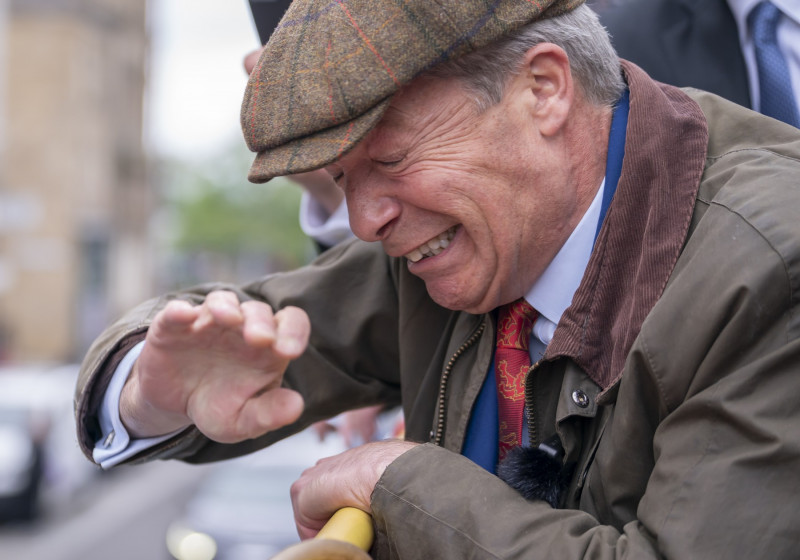 GeNigel Farage își acoperă fațaneral Election campaign 2024