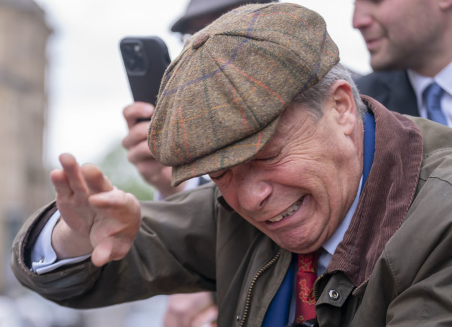 Nigel Farage își acoperă fața