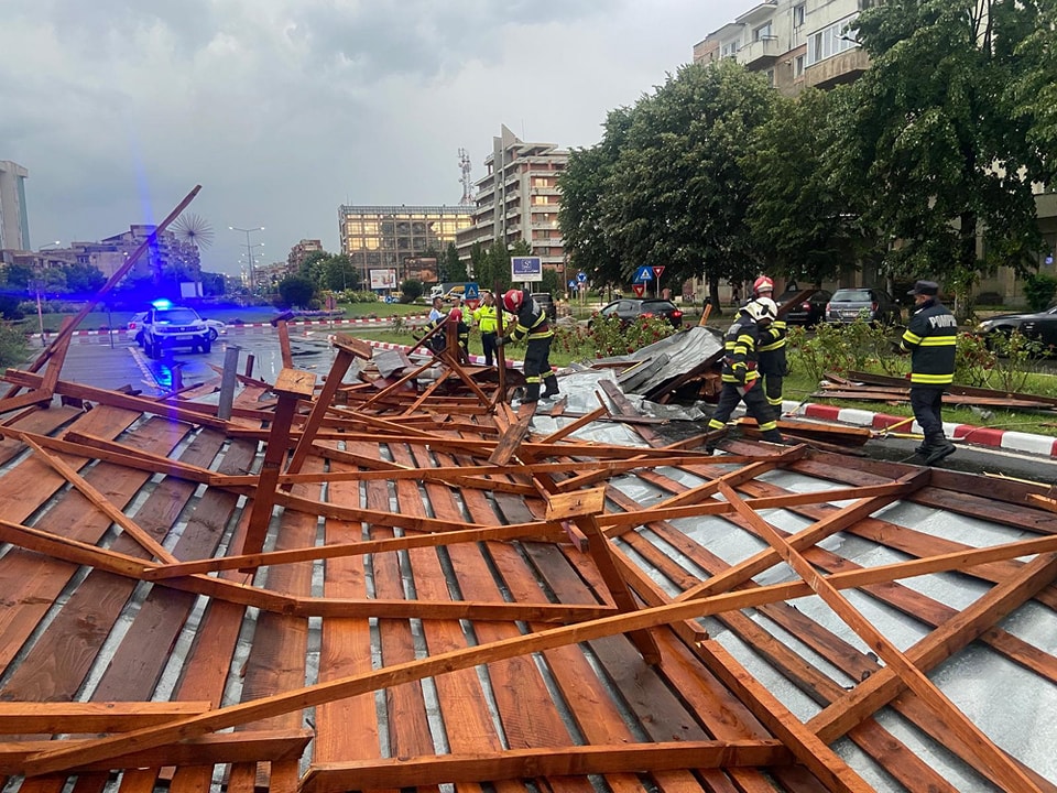Ploile și vijeliile au făcut ravagii în 12 județe. Au fost case inundate, alunecări de teren, copaci căzuți, acoperișuri smulse de vânt