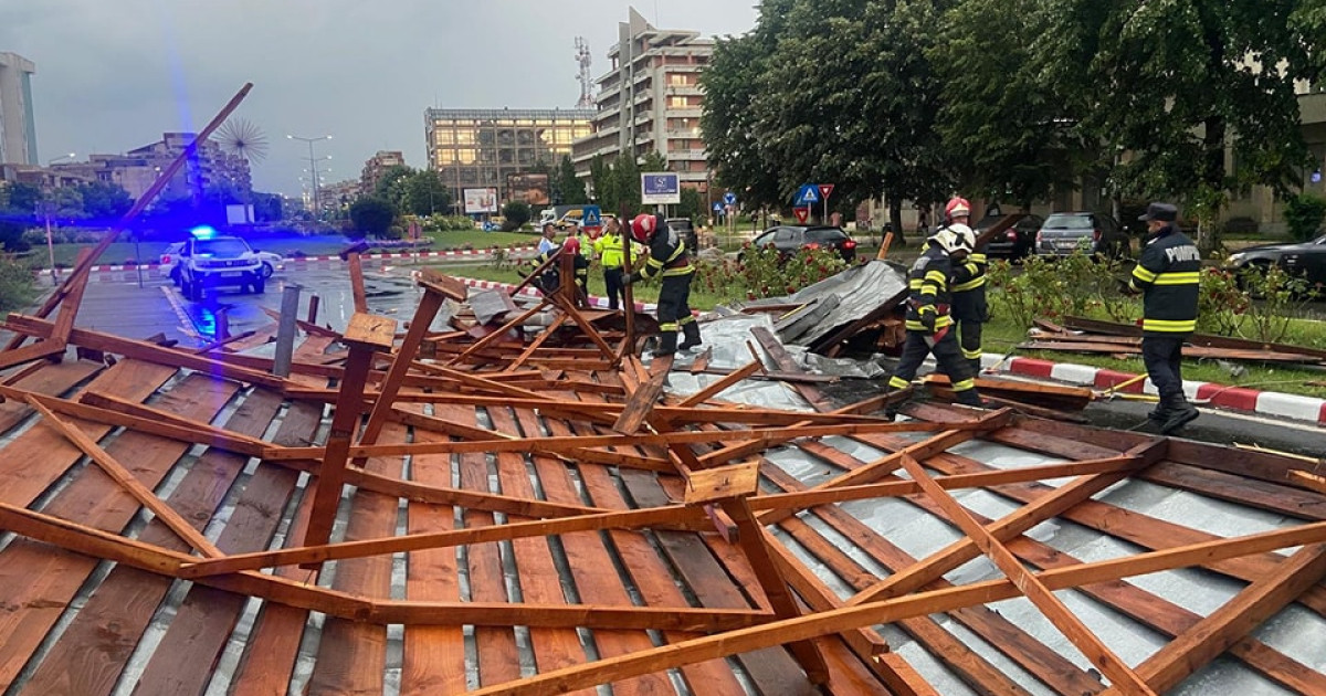 Ploile și vijeliile au făcut ravagii în 12 județe. Au fost case inundate, alunecări de teren, copaci căzuți, acoperișuri smulse de vânt|EpicNews