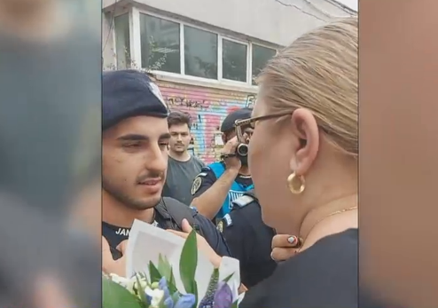 Șoșoacă a făcut scandal în stradă cu jandarmii și a acuzat că a fost bruscată. Jandarmeria neagă acuzațiile (VIDEO)