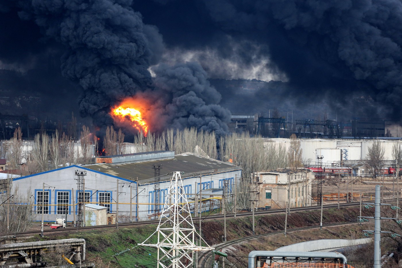 Invazia Rusiei în Ucraina a provocat emisii uriașe de carbon, echivalentul a cât degajă anual 90 de milioane de mașini (studiu)
