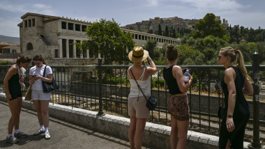 turiști la acropola din Atena