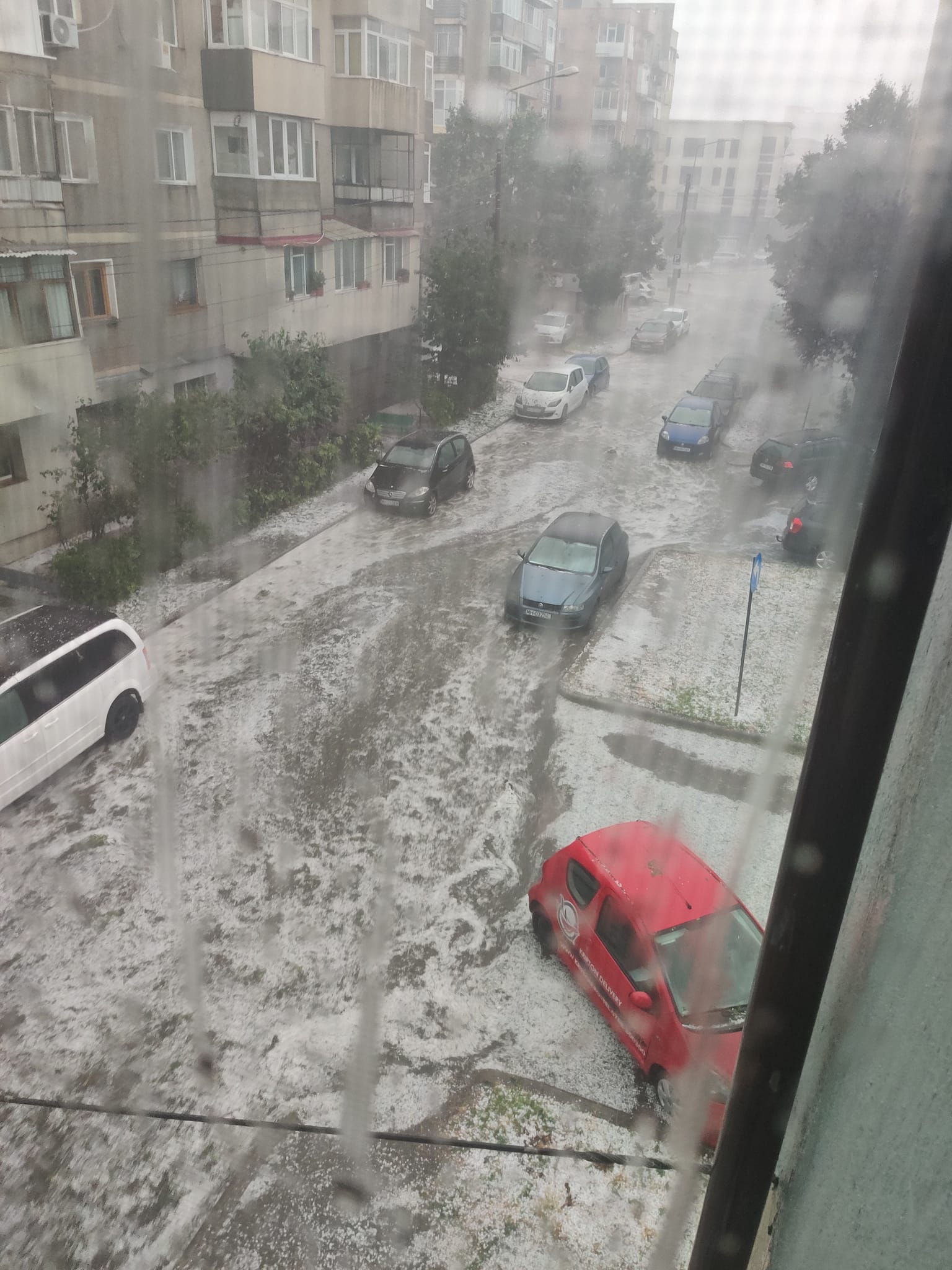 Vijelie în București și Ilfov. Cod roșu de furtună, grindină cât pumnul în Drobeta-Turnu Severin, inundații în Craiova (VIDEO)