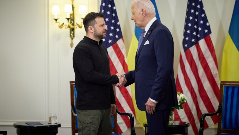 Biden și Zelenski dând mâna