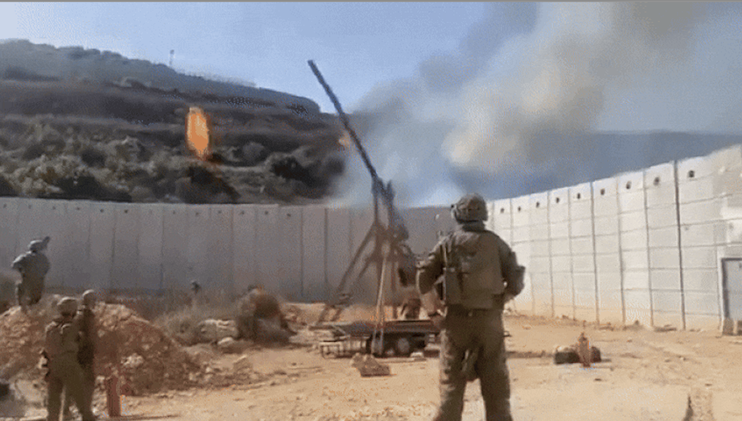 Metode de Evul Mediu în războiul dintre Israel și Hezbollah. Soldații IDF lansează proiectile incendiare cu catapulta peste graniță