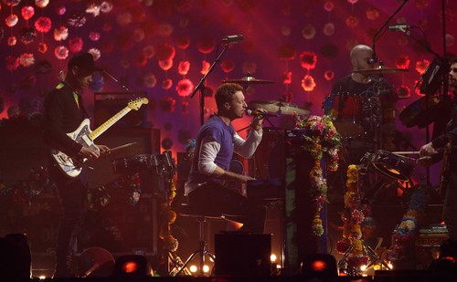 Chris Martin, Coldplay: „Am fost şocat şi trist. Ieri aţi huiduit, aşa că azi aş dori să huiduiţi mai tare.” Babasha a cântat din nou