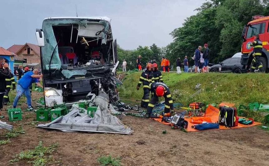 Accident grav în Sibiu. Un autocar cu 56 de pasageri s-a ciocnit cu un camion. A fost activat planul roșu