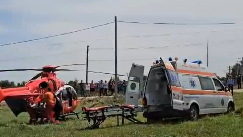 O victimă a tragediei de la Ibănești este transportată la spital.