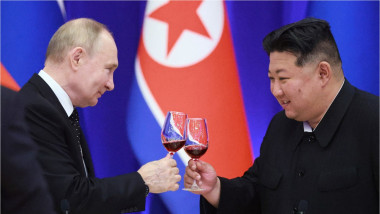 Vladimir Putin și Kim Jon Un ciocnesc un pahar de vin
