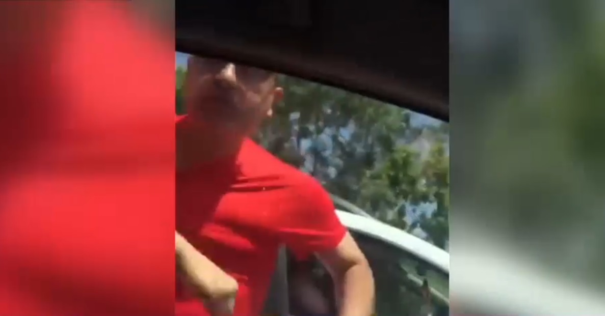 Imagini șocante surprinse în Constanța. Un șofer lovește brutal o mașină în care erau copii, după un incident în trafic