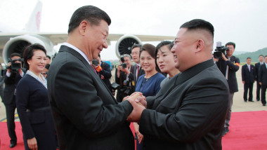 Xi Jinping dă mâna cu Kim Jong Un
