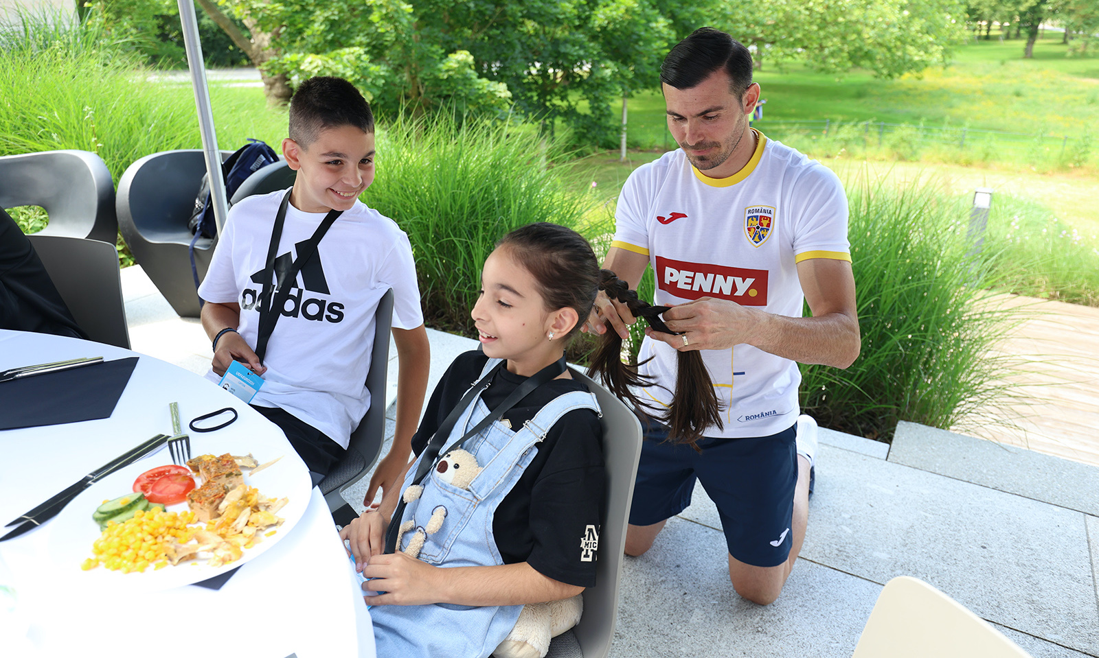 EURO 2024. „Moment deosebit de emoționant”: Tricolorii au fost vizitați de familii în cantonamentul din Germania