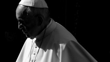 Papa Francisc în umbră