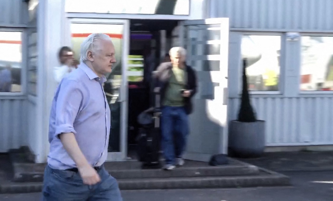 Julian Assange este liber şi a plecat din Marea Britanie, anunță WikiLeaks