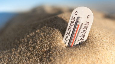 termometru in nisip