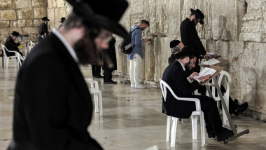 evrei ultraortodocși se roagă