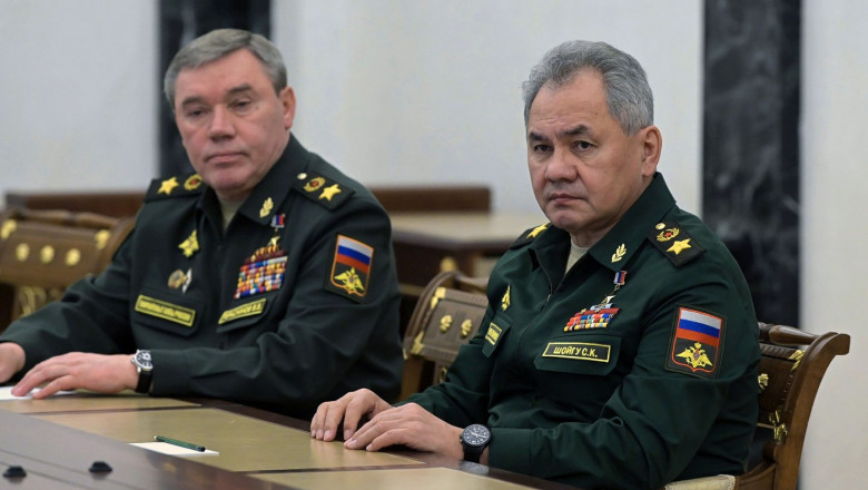 Fostul ministru rus al apărării, Serghei Șoigu (dr), și generalul rus Valeri Gerasimov așezați la o masă